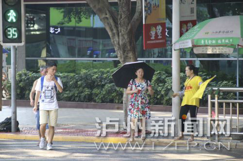 絕大多數(shù)市民都做到了自覺禮讓斑馬線，不橫穿馬路，不翻越欄桿，做到車讓人、人讓車2.JPG